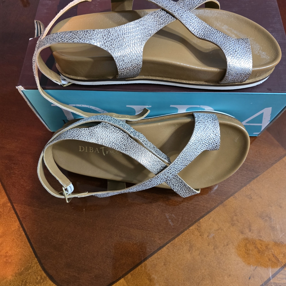 💋💋 DIBA TRUE Silver Metallic Strappy Sandals NWB Never Worn - Picture 5 of 7